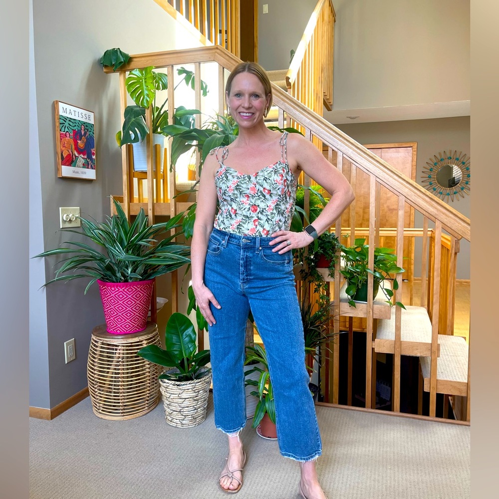 Extra high waist straight cropped jeans, fit sz 6 and 8